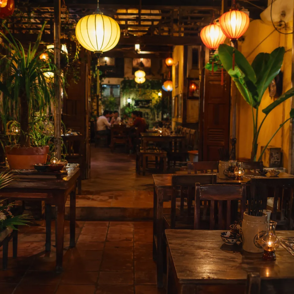 Bàn ngoài hiên buổi sáng